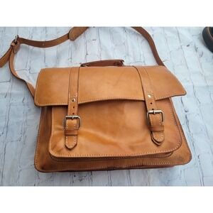 100% Leather messenger bag, stylish, functional, modern, classy, preppy, mod,